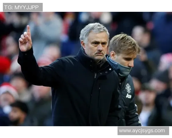 两个女生对话猜足球球星是谁揭示了她们对足球的兴趣与认知差异